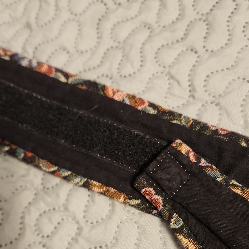 Floral Embroidered Cross Velcro Belt - Picture 4 of 10